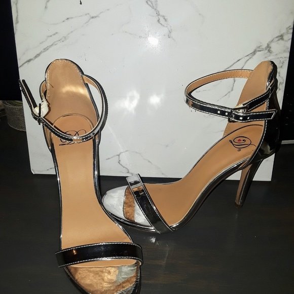 Silver heels - Picture 3 of 3